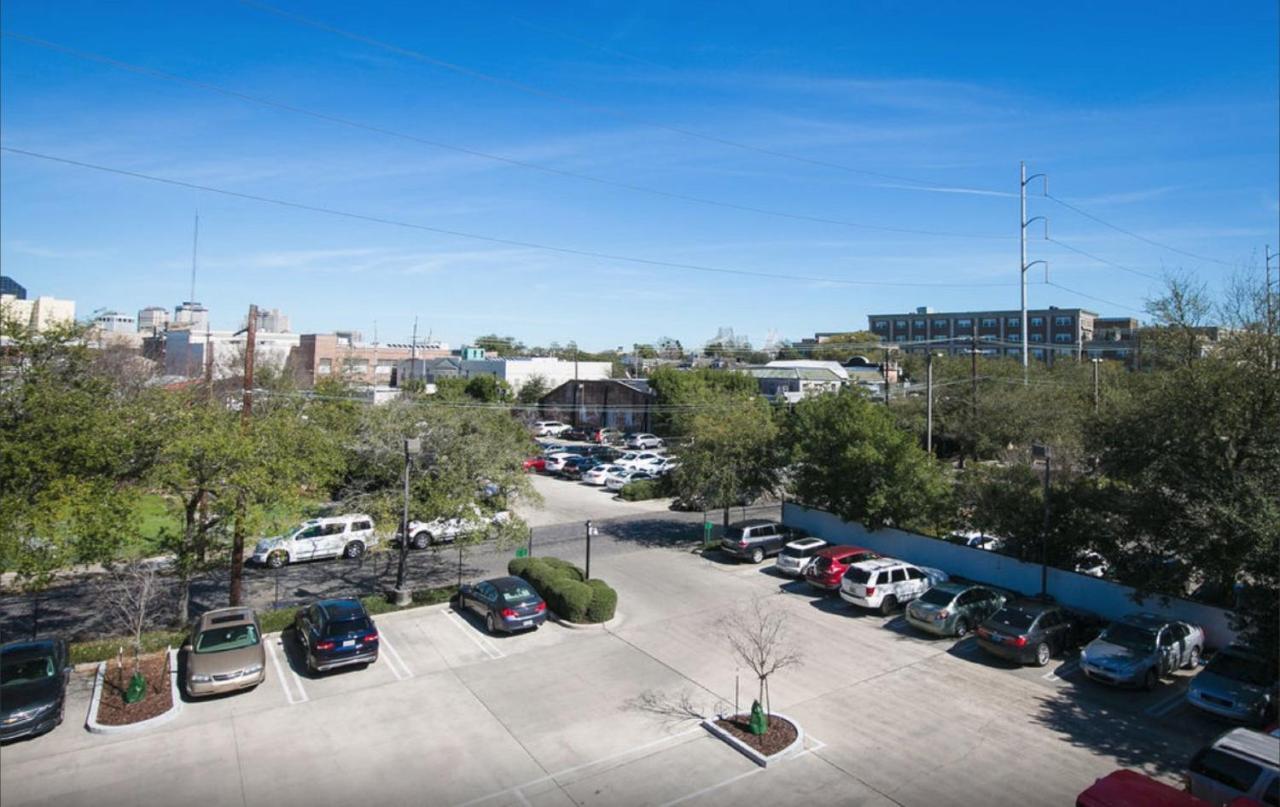Spacious 3br/2.5bath In Great Location Apartment *